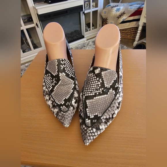 JEFFREY CAMPBELL Super Cute faux Reptile Print Black Gray w/Round Wood Heel 10 - Picture 2 of 6